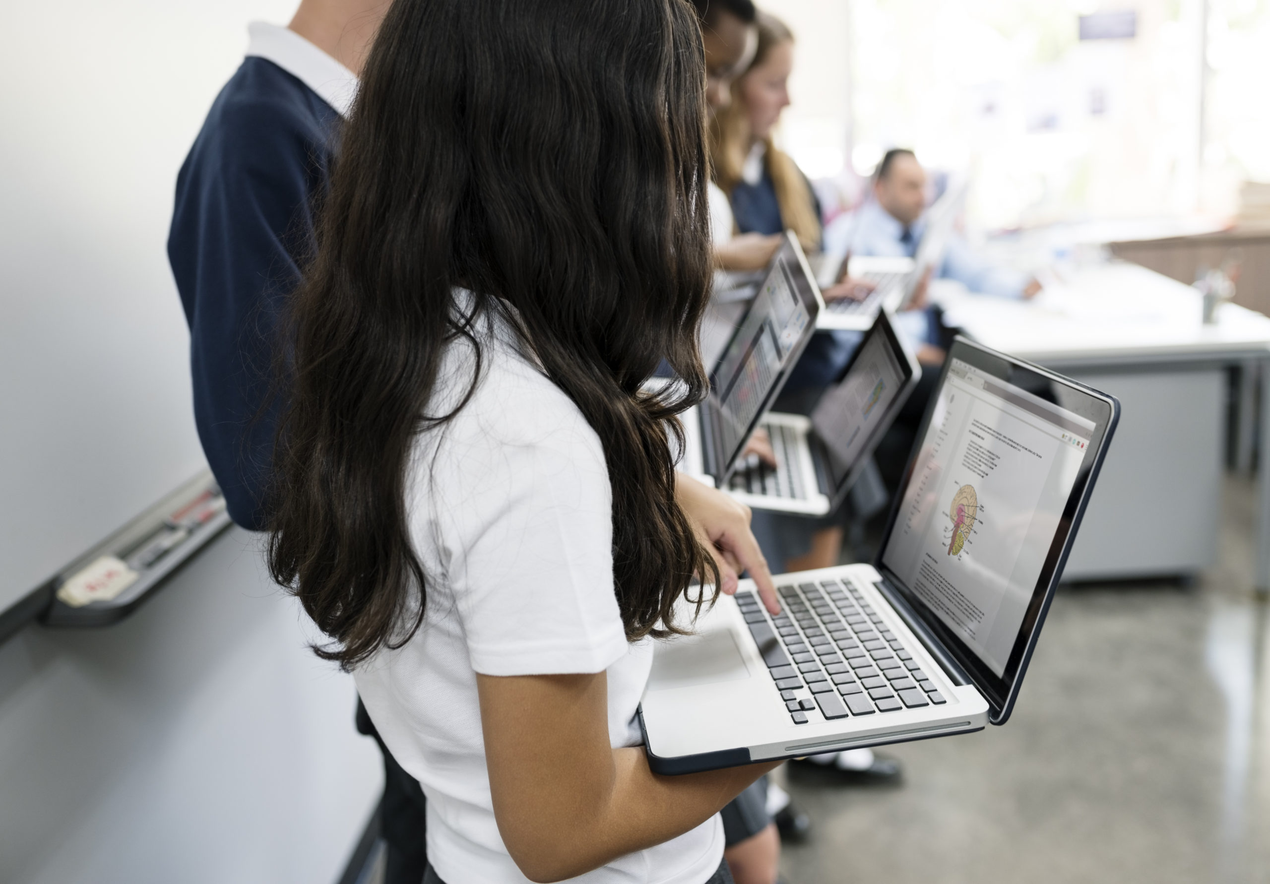 Students lifestyle. Неоновые студенты с ноутбуками. EDTECH фото.